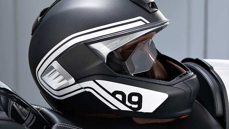 BMW hatte bereits vor drei Jahren einen Helm mit Head-up-Display auf der CES vorgestellt.