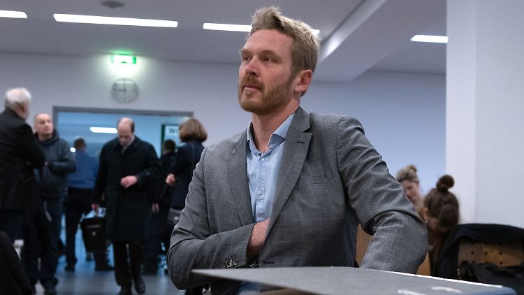 Das Gericht wies die Beschwerde des Lehrers gegen seine Entlassung aus dem Schuldienst ab.