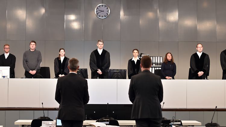 Der vorsitzende Richter Mario Plein (4 v.l) im Prozesssaal in Düsseldorf.