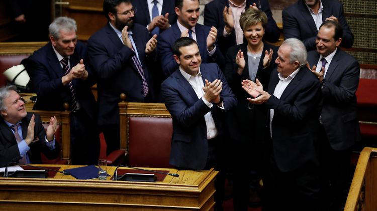 Alexis Tsipras applaudiert nach dem gewonnenen Misstrauensvotum im Parlament.