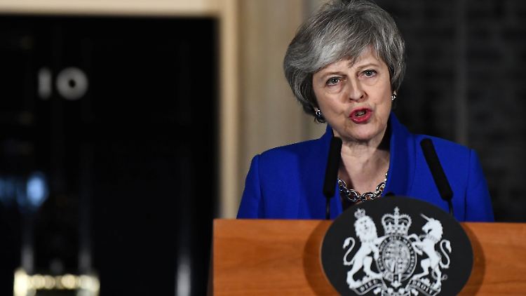 Für eine kurze Erklärung tritt May am Abend vor die Downing Street 10. Überraschendes hat sie aber nicht zu verkünden.