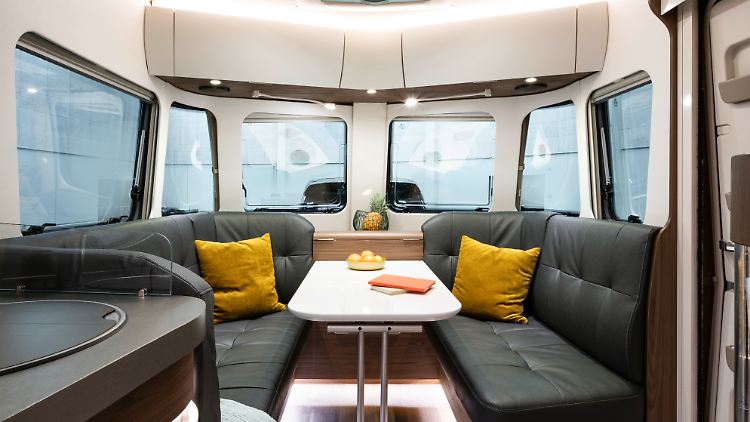 Der Wohnraum im Eriba Touring 820 vermittelt nicht nur Noblesse sondern auch unendliche Weite.