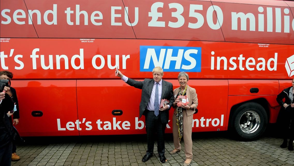 Statt in die EU solle das Geld in das britische Gesundheitssystem gesteckt werden, fordert das Brexit-Lager. Johnson lässt die Botschaft auf einen roten Bus kleben, mit dem Brexit-Befürworter kreuz und quer durch Großbritannien fahren.