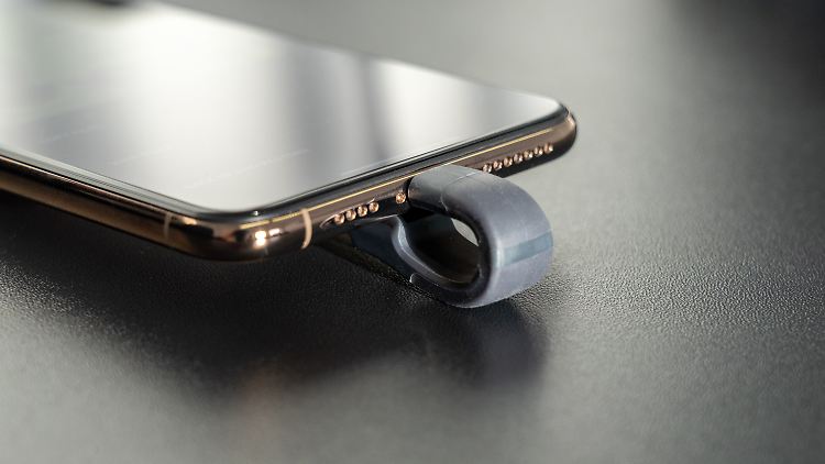 Der iXPand Flash Drive biegt sich auf die Rückseite des iPhone.