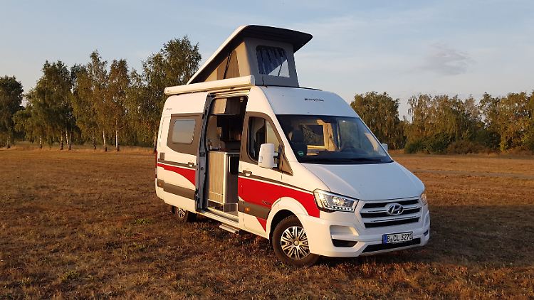 Mit Aufstelldach finden im #C1 vier Personen einen ausreichend bequemen Schlafplatz.