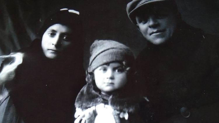 Assia mit ihren Eltern. Das Foto stammt aus dem Jahr 1936.