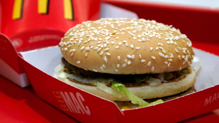 Der Big Mac: Brötchen, Doppelfleischscheibe, Käse, Ketchup fertig.