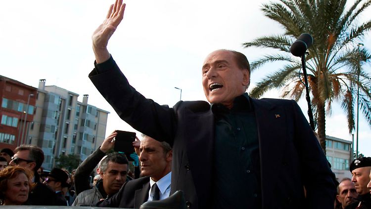 Silvio Berlusconi während seines Besuchs in der sardinischen Gemeinde Monserrato. 