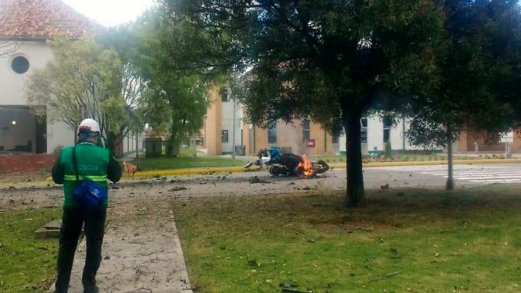 Der zerstörte Wagen des Attentäters auf dem Gelände der Akademie.