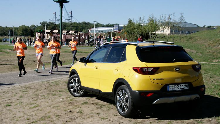 Mit 17-Zoll-Leichtmetallfelgen wächst die Bodenfreiheit des Kia Stonic auf 183 Millimeter.