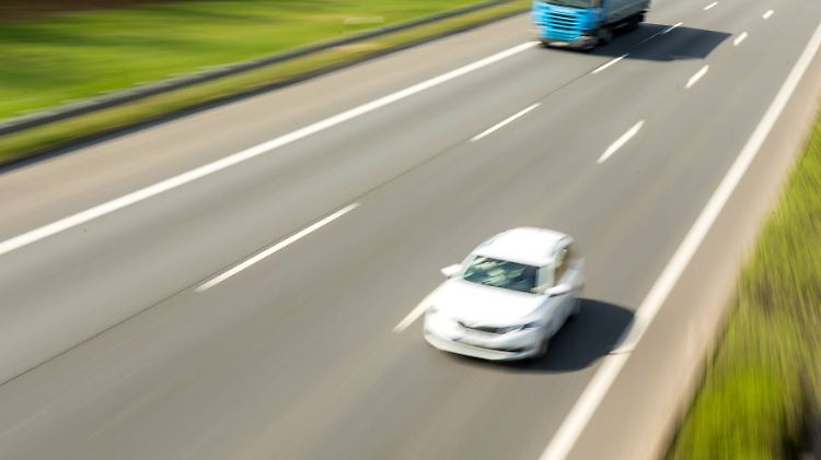 Eine Kommission der Bundesregierung fordert unter anderem ein Geschwindigkeitslimit auf Autobahnen.