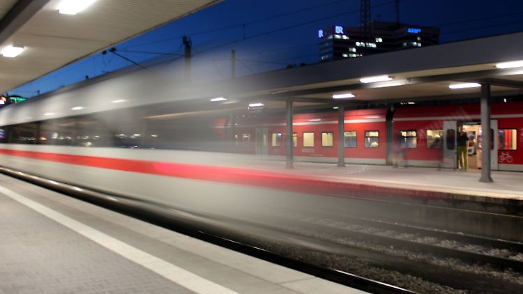In etwa zwei Prozent der Fälle warten die Passagiere der Bahn vergeblich auf den Halt des Zuges.