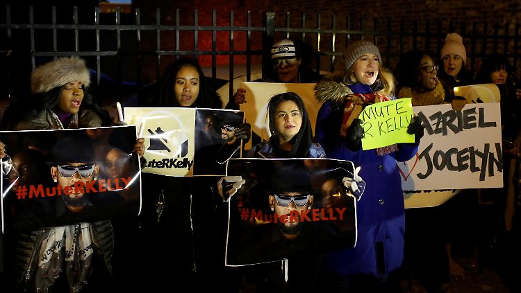 Mehrere Frauen protestieren vor einem Musikstudio gegen R. Kelly.