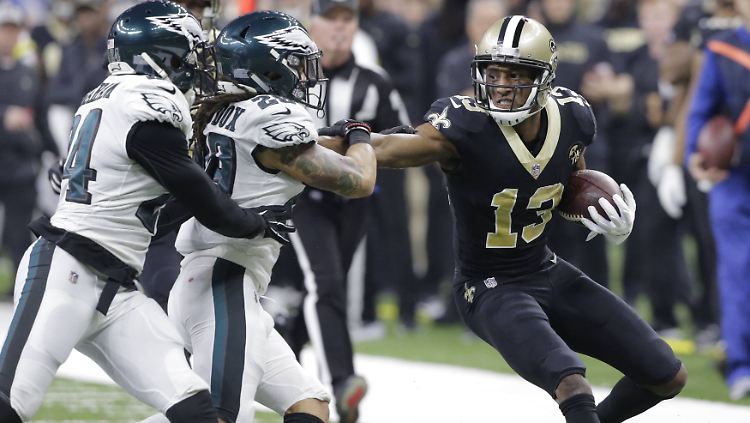 Selbst bei zwei Gegenspielern (wie hier im Viertelfinale gegen die Philadelphia Eagles) hat Michael Thomas von den New Orleans Saints (r.) kaum Durchsetzungsprobleme.