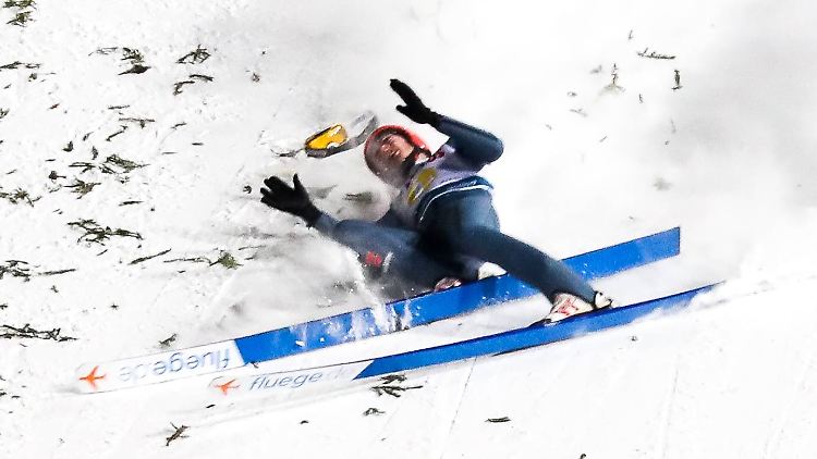 Das sieht böse aus: David Siegel verletzt sich bei der Landung am Knie.