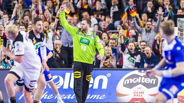 Die deutschen Handballer gewinnen auch das erste WM-Hauptrundenspiel gegen Island - dank starker Abwehr und Torwart Andreas Wolff.