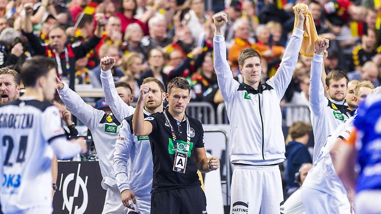 Souverän in brodelnder Halle: Deutschlands Handballer steuern auf Kurs Richtung Halbfinale.