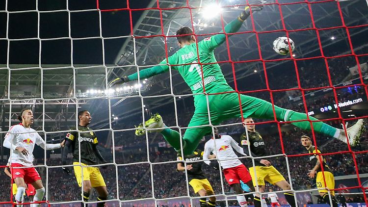 Dortmunds Torwart Roman Bürki rettet einen Ball beim 18. Spieltag, RB Leipzig - Borussia Dortmund in der Red-Bull-Arena Leipzig.  
