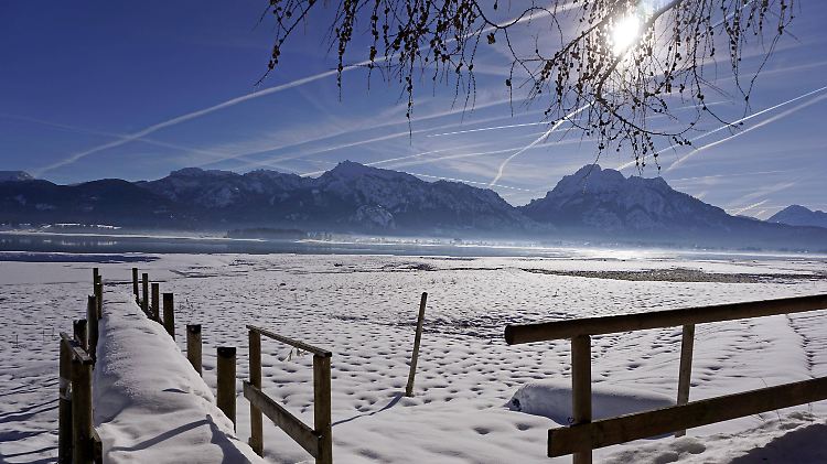 Sonne und Eis - der Winter zeigt sich zu Wochenbeginn von seiner schönsten Seite.
