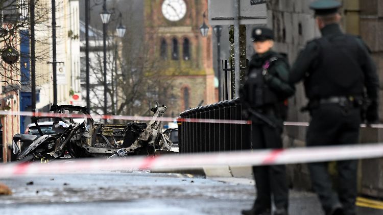 Polizisten haben den Tatort im Zentrum Londonderrys abgesperrt.