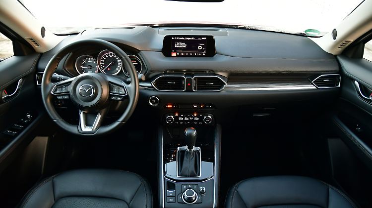 Der Innenraum des Mazda CX-5 ist aufgeräumt, aber ihm fehlen so einige neuzeitliche Feature.