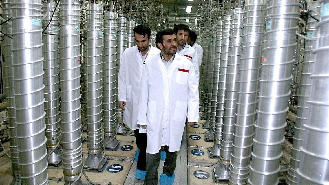 Irans Präsident Mahmud Ahmadinedschad besucht die Urananreicherungsanlage in Natans.