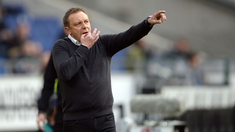 Breitenreiter forderte mehr Verstärkungen, nun scheint seine Zeit bei Hannover 96 vorbei.