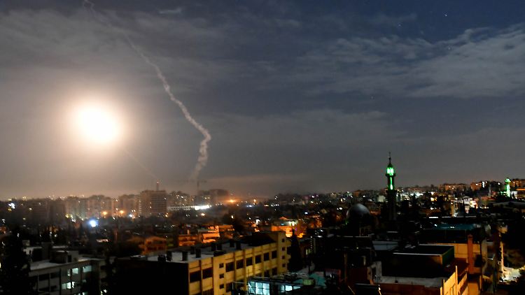Über Damaskus sind die Geschosse der syrischen Luftabwehr zu sehen.