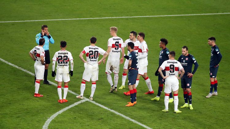 Drama in Stuttgart: Schiedsrichter Stieler entscheidet beim Stand von 2:3 nach 0:3 in letzter Minute über einen Elfmeter für die Gastgeber.