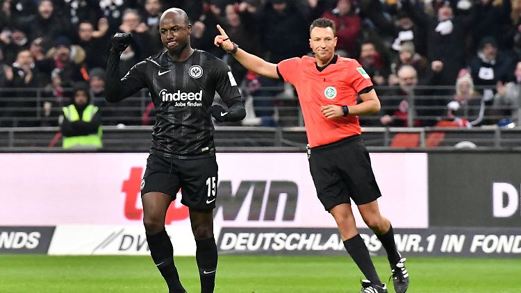 Jetro Willems' Treffer zum vermeintlichen 4:1 für Eintracht Frankfurt wird von Sven Jablonski aberkannt.