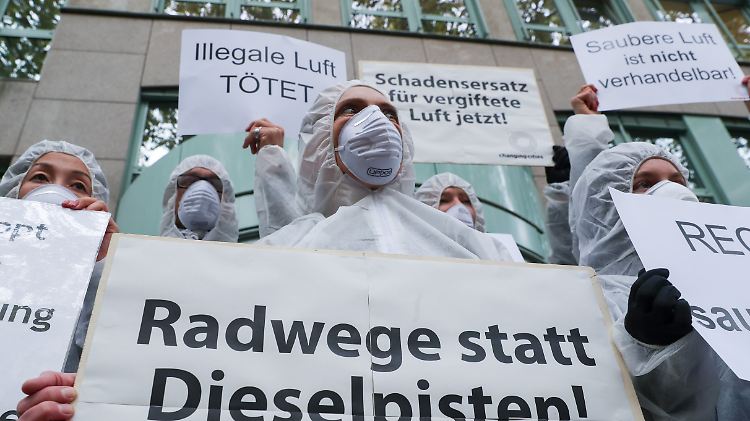 Umweltschützer protestieren für saubere Luft in Berlin. 