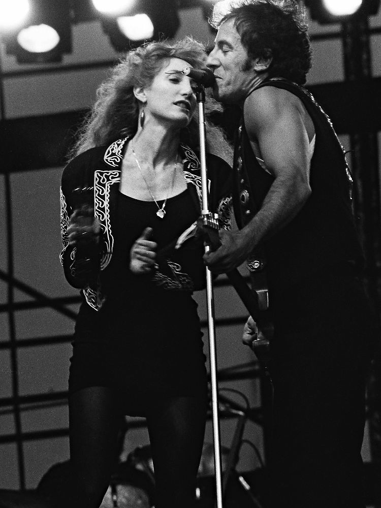 Bruce Springsteen, hier mit Sängerin und späterer Gattin Patti Scialfa, in Berlin-Weißensee.