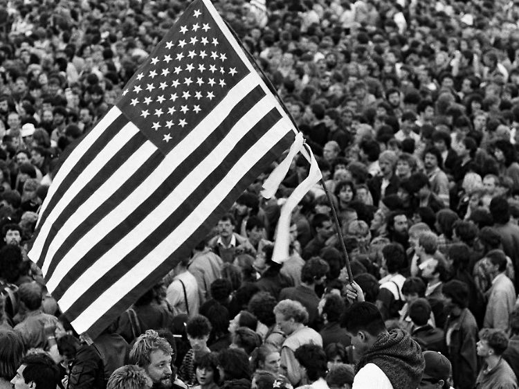 Eigentlich unvorstellbar: US-Flagge im Publikum beim Bruce-Springsteen-Konzert im Juli 1988.