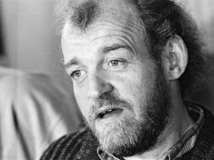 Joe Cocker auf seiner Pressekonferenz im "Hotel Stadt Berlin" am 1. Juni 1988. Am Abend trat er vor 85.000 Menschen auf der ehemaligen Radrennbahn in Berlin-Weißensee auf.