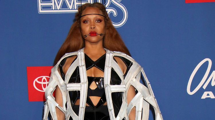 Erykah Badu hat neben einem extraordniären Klamottenstil auch noch ein extragroßes Herz.