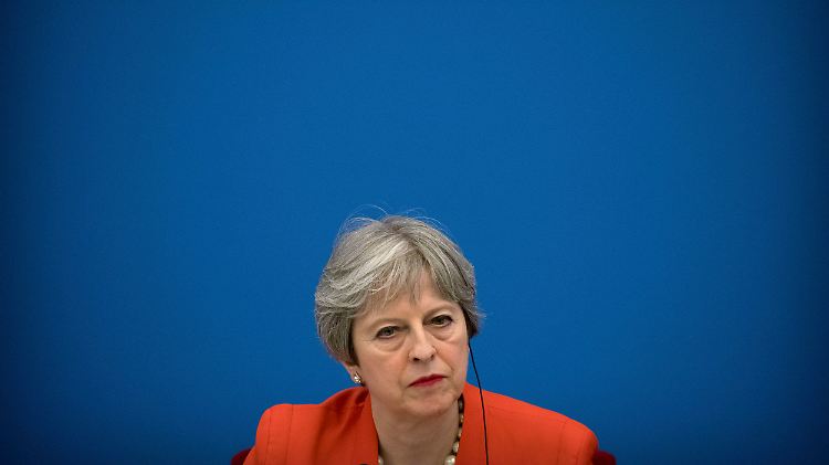 Theresa May steht vor einem Trümmerhaufen.