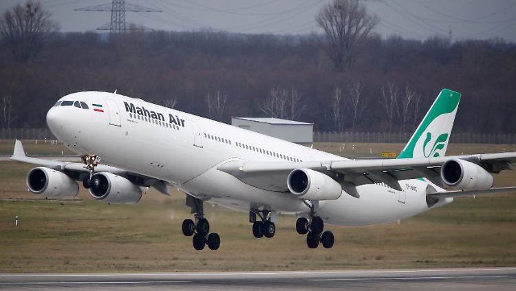 Landung in Deutschland ab sofort verboten: Ein Airbus A340-300 der Mahan Air beim Start in Düsseldorf.