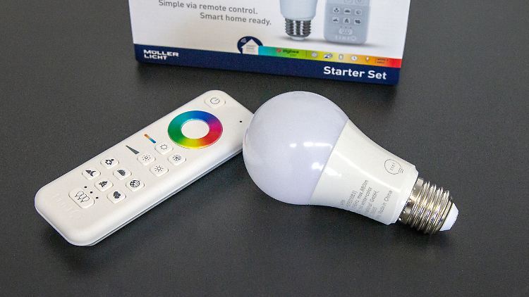 Das von Aldi angebotene Starterset mit Fernbedienung lohnt sich nur, wenn man die Leuchte nicht in ein Smart-Home-System einbinden möchte.