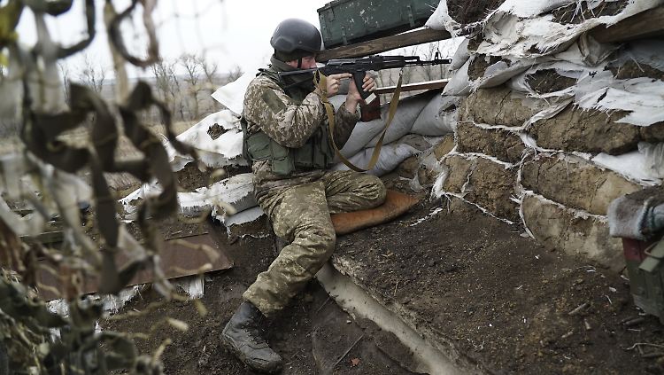 Ein ukrainischer Soldat nimmt seine Position nahe der Frontlinie zu den von Russland unterstützten Separatisten im Südosten des Landes ein.