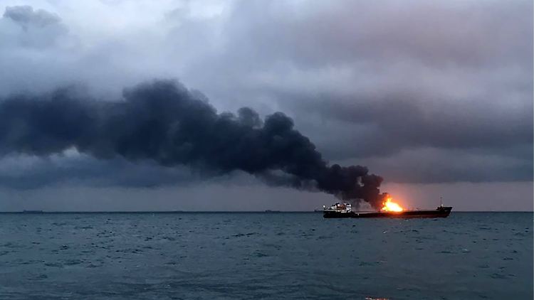 Nach einer Explosion stehen zwei Schiffe in Flammen.