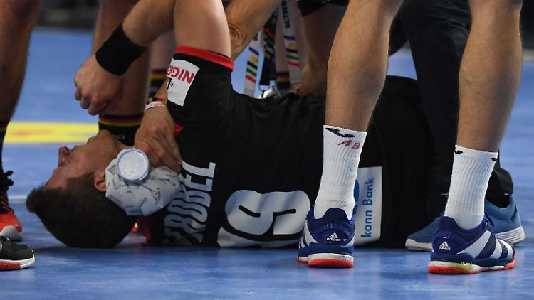 Der Sieg gegen Kroatien ist teuer erkauft: Martin Strobel verletzt sich ohne Einwirkung eines Gegenspielers am Knie.