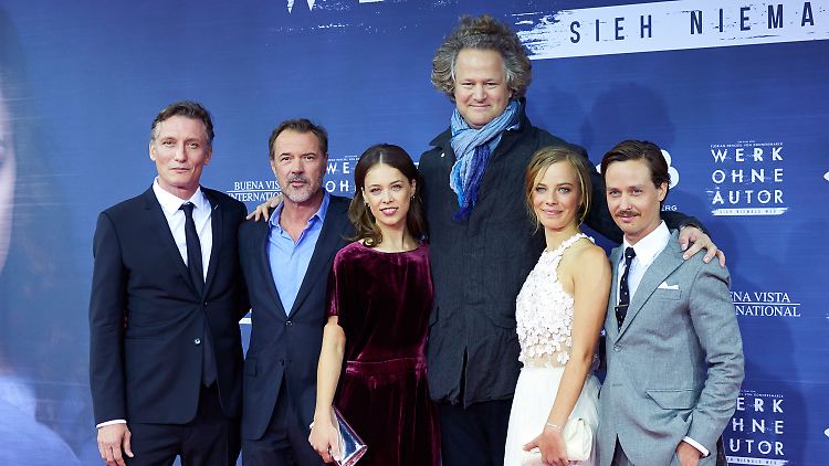 Die Schauspieler und ihr Regisseur: Oliver Masucci, Sebastian Koch, Paula Beer, Florian Henkel von Donnersmarck, Saskia Rosendahl und Tom Schilling (v.l.)