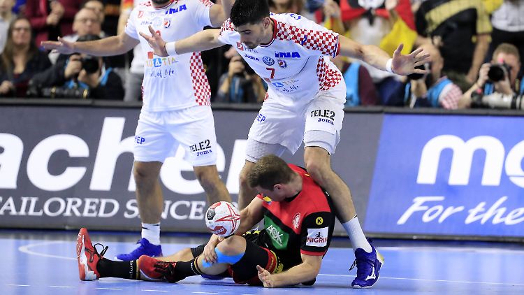 Wegen eines Kreuz- und Innenbandrisses ist der WM-Traum des deutschen Handballers Martin Strobel beendet.