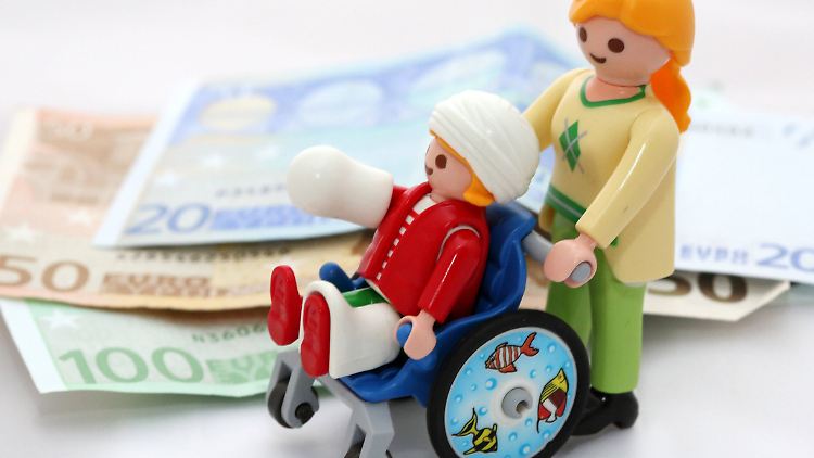 Sinnvoll ist eine Unfallversicherung mit Assistance-Leistungen vor allem für ältere Menschen, die weitgehend auf sich alleine gestellt sind. 