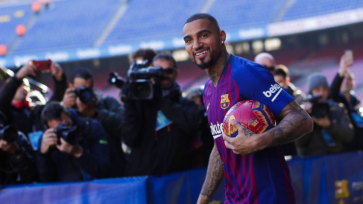 Er strahlt für die Kameras: Für Kevin-Prince Boateng geht mit der Verpflichtung beim FC Barcelona ein Traum in Erfüllung. Doch viele rätseln, warum ihn Barca holte.