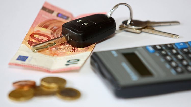 Manche Versicherer haben besondere Pakete für E-Autos im Programm.