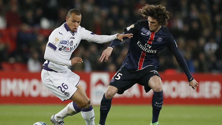 Adrien Rabiot (r.) hier noch für PSG auf dem Rasen.
