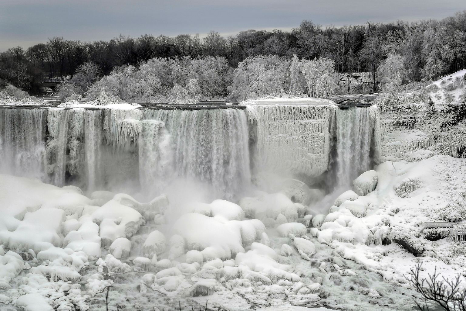 An den Niagarafällen an der Grenze zwischen den USA und Kanada war es in den letzten Tagen so kalt, dass Teile der Wasserfälle eingefroren sind.