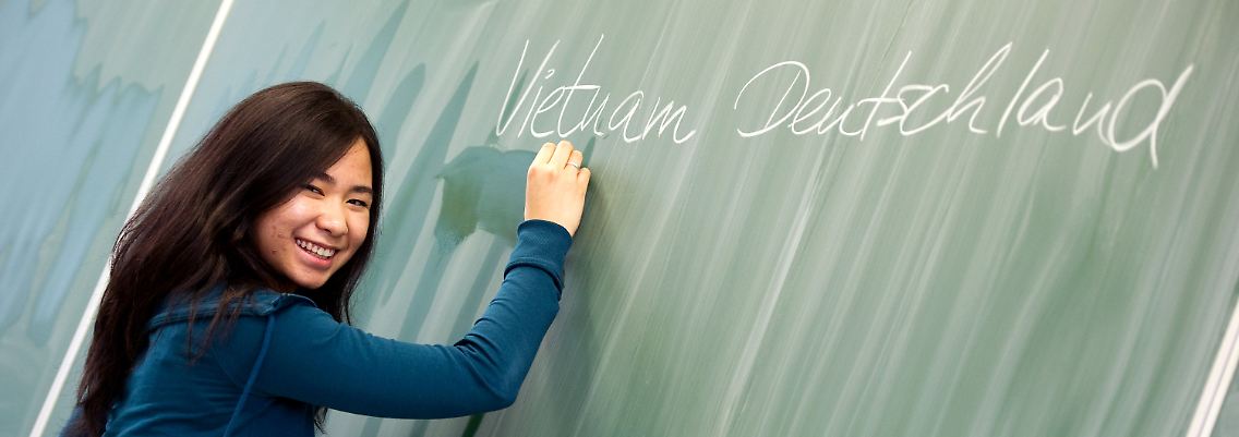 Die 16-jährige vietnamesische Schülerin Kim Hoan Vu, aufgenommen in einem Klassenraum des Romain-Rolland-Gymnasiums in Dresden.