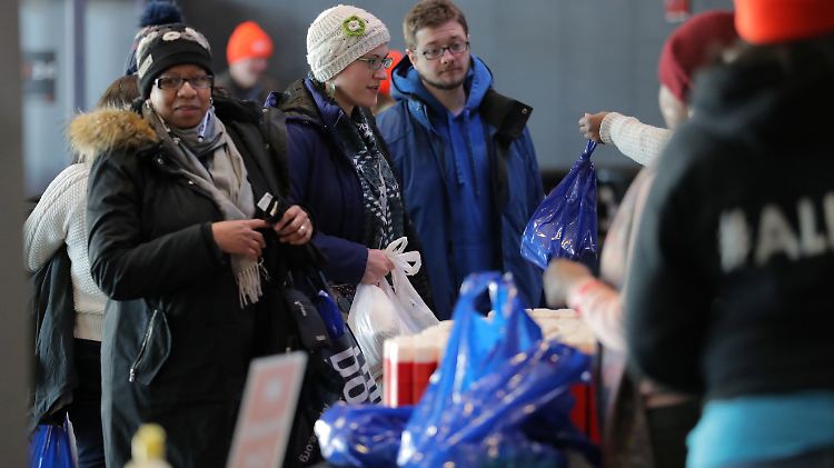 Im Barclays Center erhalten die Beamten Plastiktüten mit Dosenessen und Basis-Hygieneprodukten.